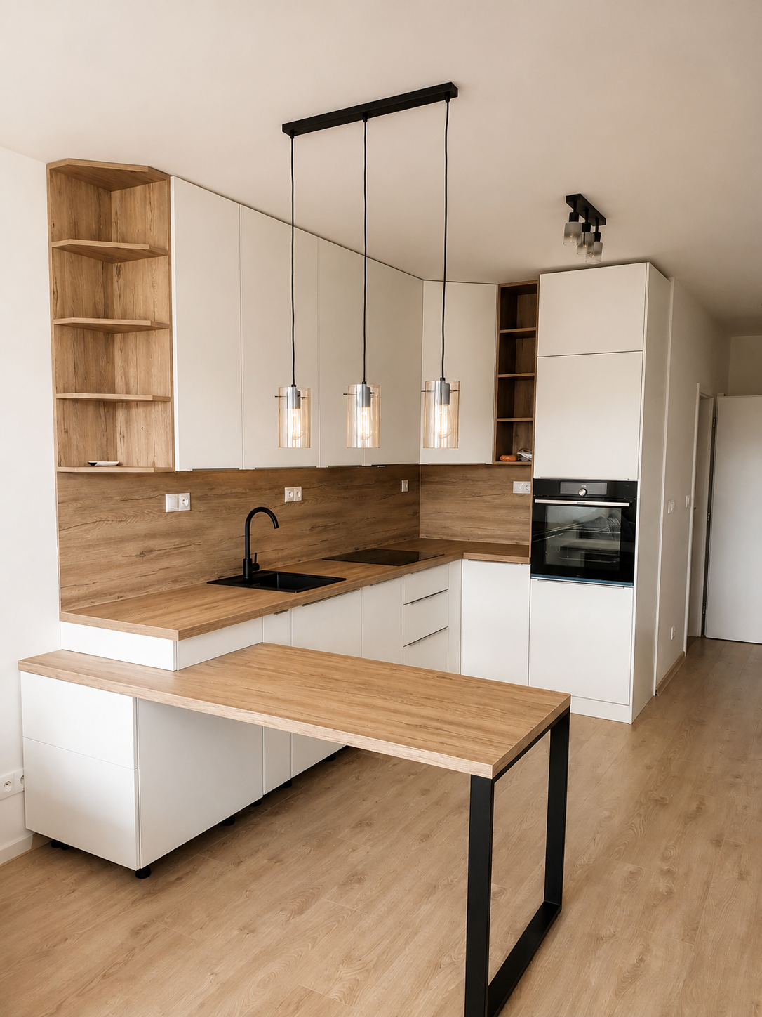 Svetlá kuchyňa s drevodekorom — foto 1