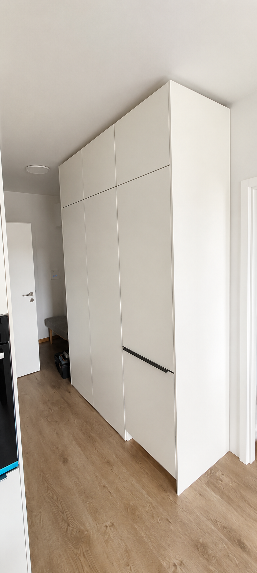 Svetlá kuchyňa s drevodekorom — foto 5