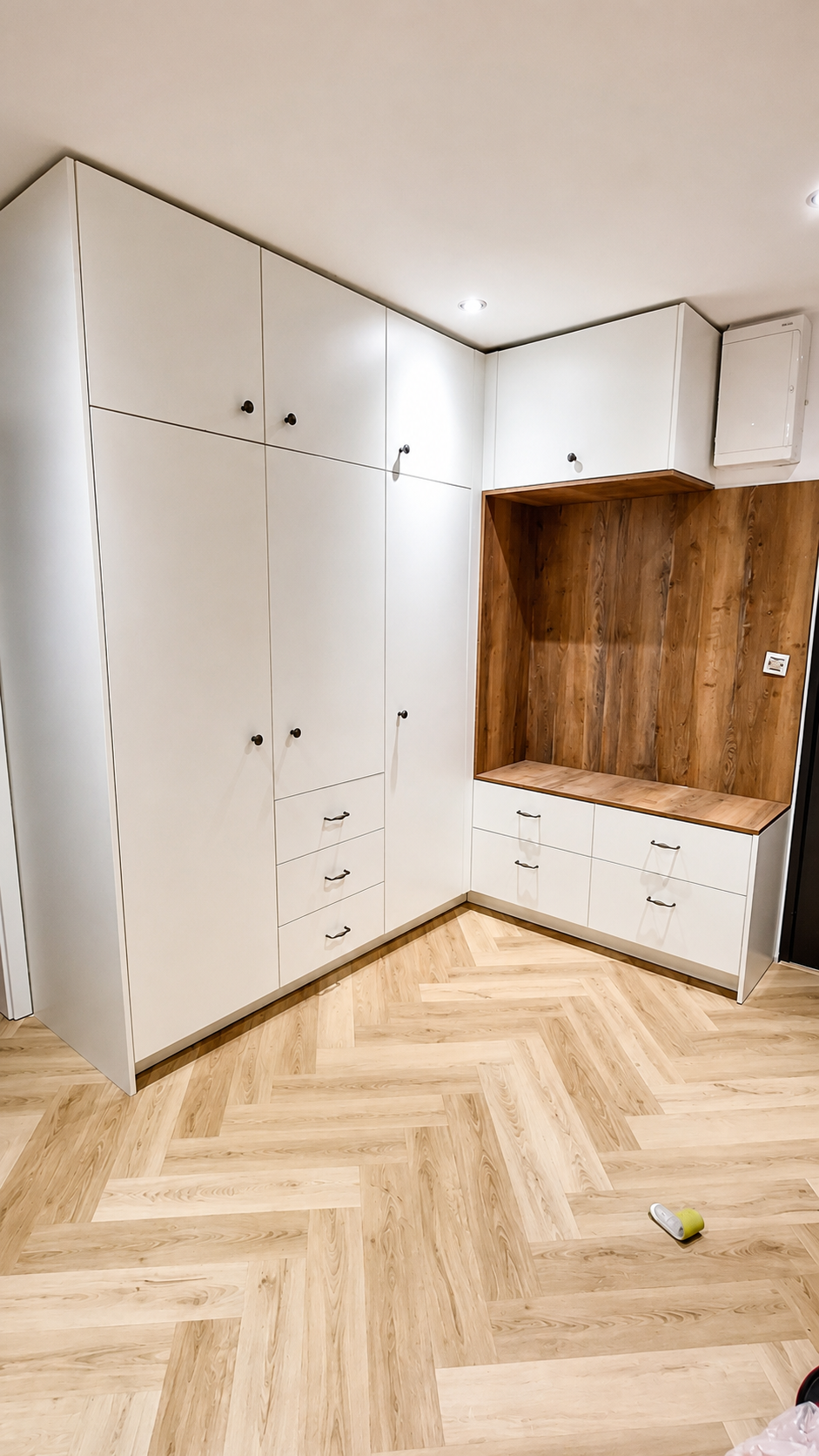 Moderná predsieň na mieru s dreveným akcentom — foto 1