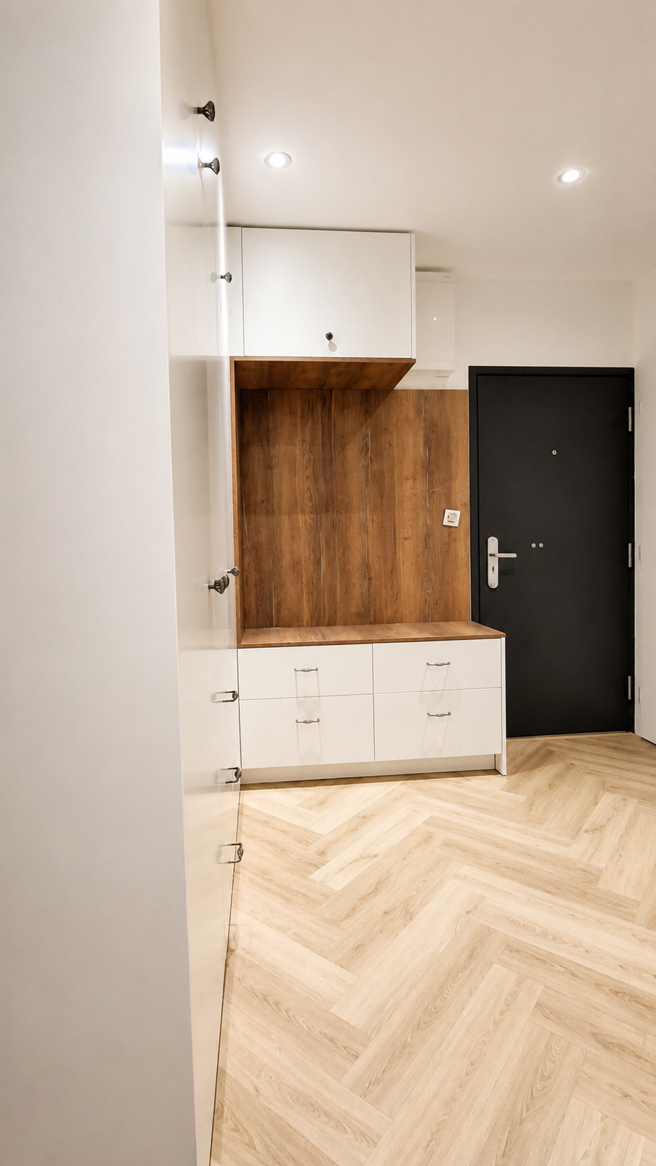 Moderná predsieň na mieru s dreveným akcentom — foto 3