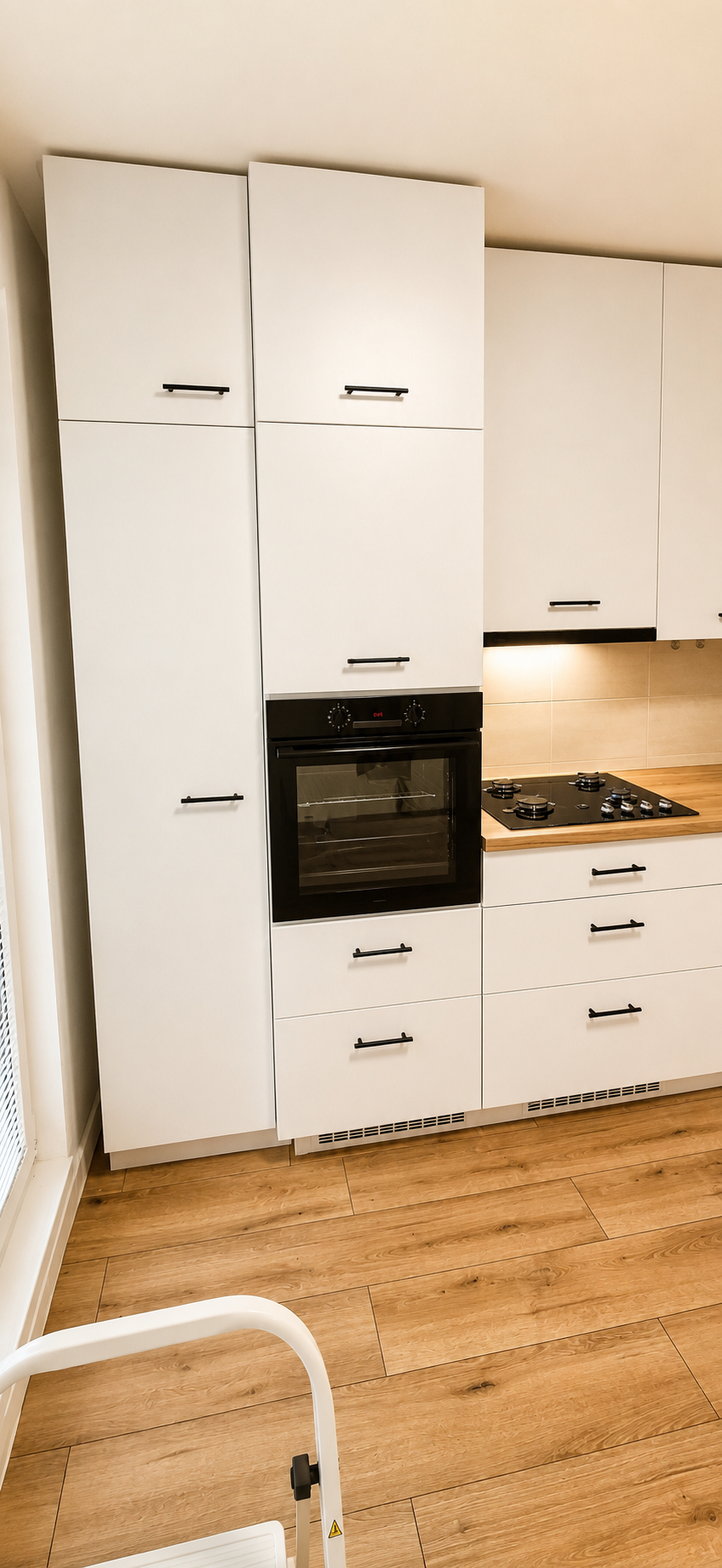 Klasická kombinácia bielej a dreva — foto 3