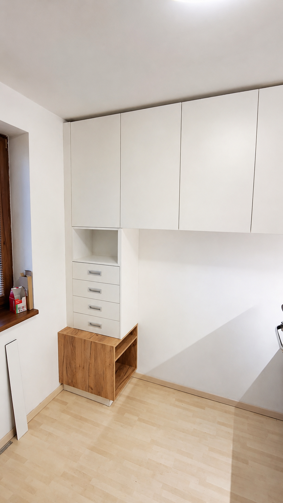 Pracovňa s dubovými detailmi a LED osvetlením — foto 1