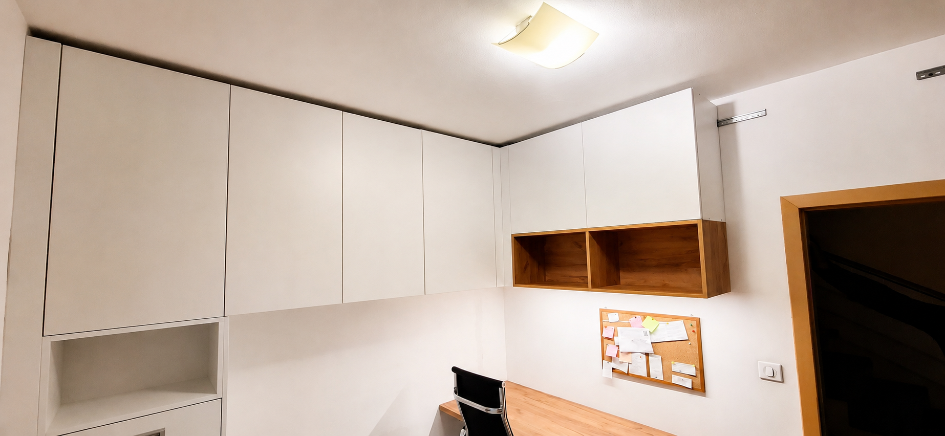 Pracovňa s dubovými detailmi a LED osvetlením — foto 3