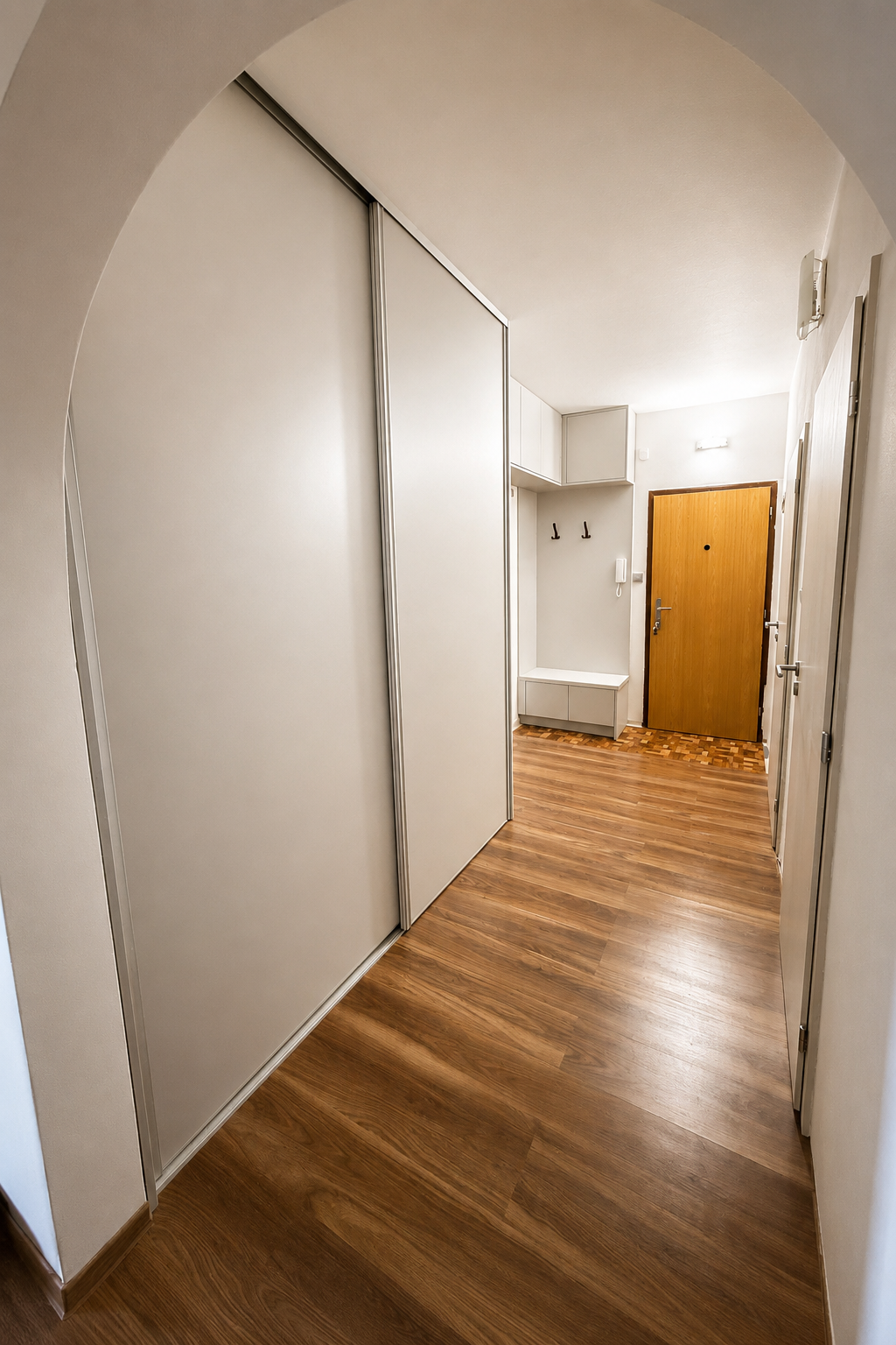 Moderná predsieň s posuvnými dverami — foto 1
