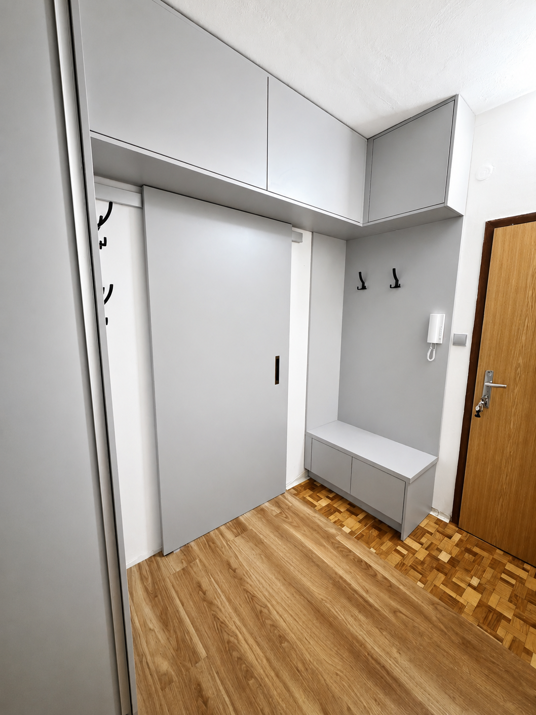 Moderná predsieň s posuvnými dverami — foto 3