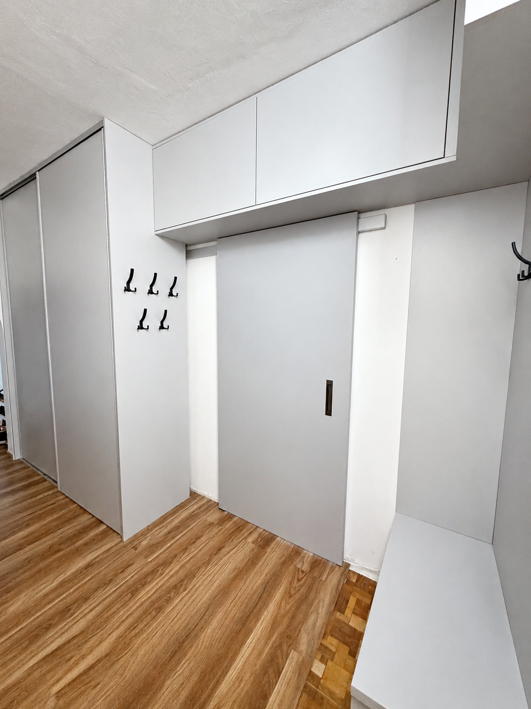 Moderná predsieň s posuvnými dverami — foto 4