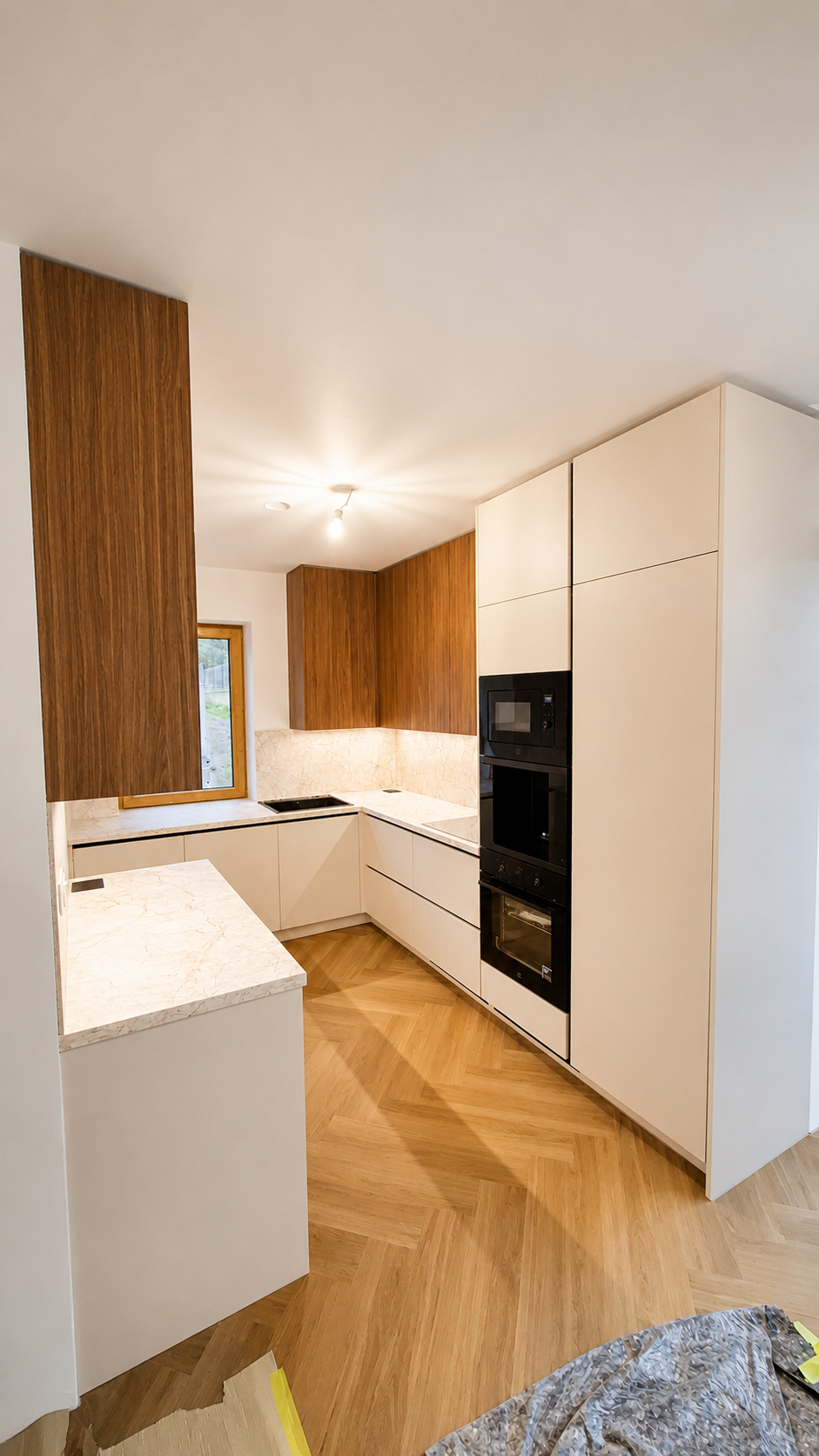 Moderná satínovo-orechová kuchyňa — foto 1