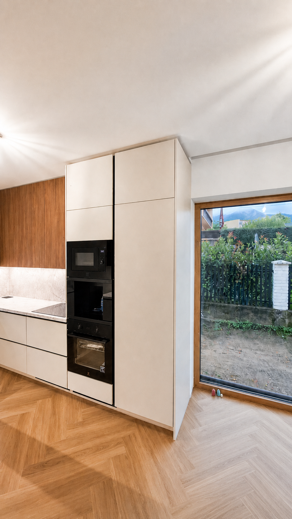 Moderná satínovo-orechová kuchyňa — foto 2