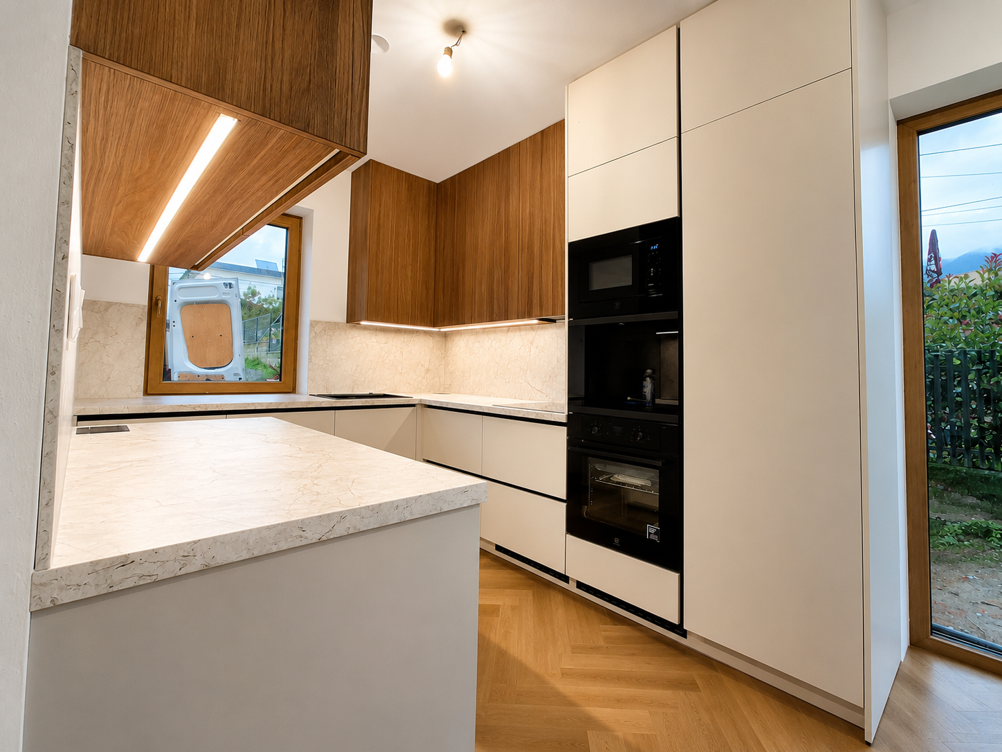 Moderná satínovo-orechová kuchyňa — foto 3