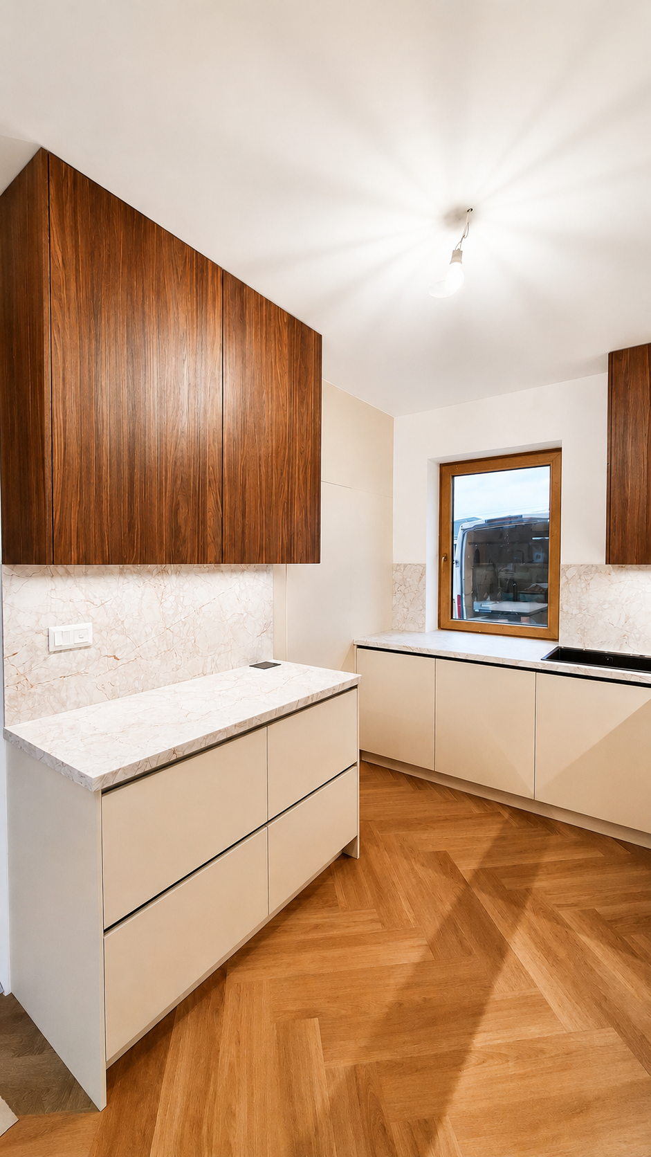 Moderná satínovo-orechová kuchyňa — foto 4