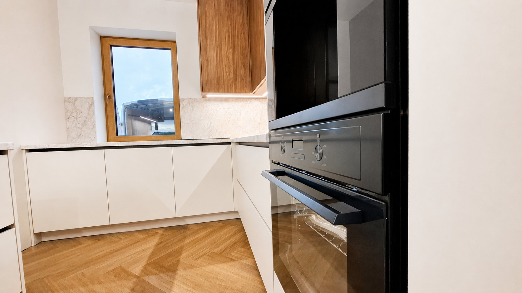 Moderná satínovo-orechová kuchyňa — foto 5