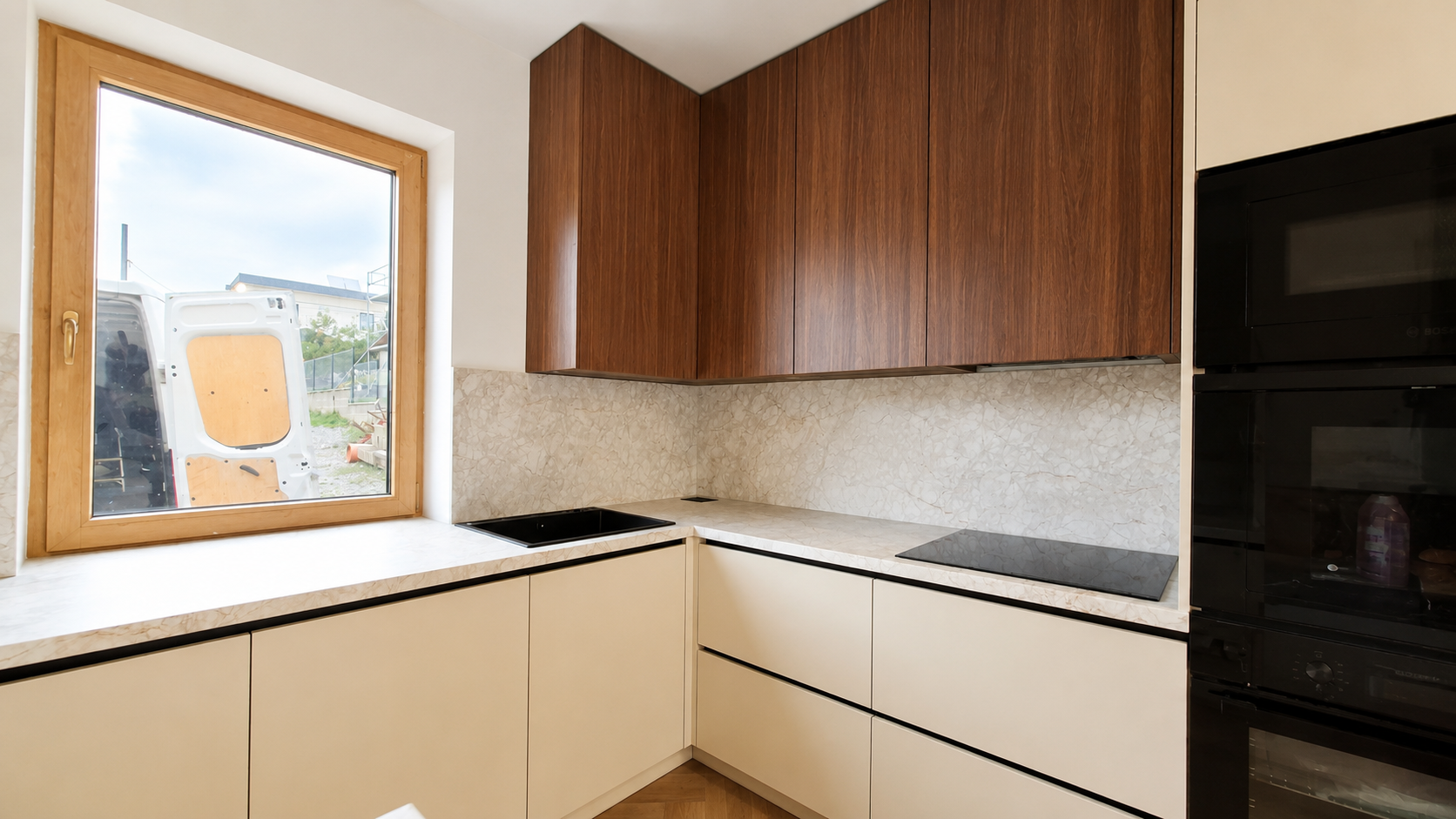 Moderná satínovo-orechová kuchyňa — foto 6