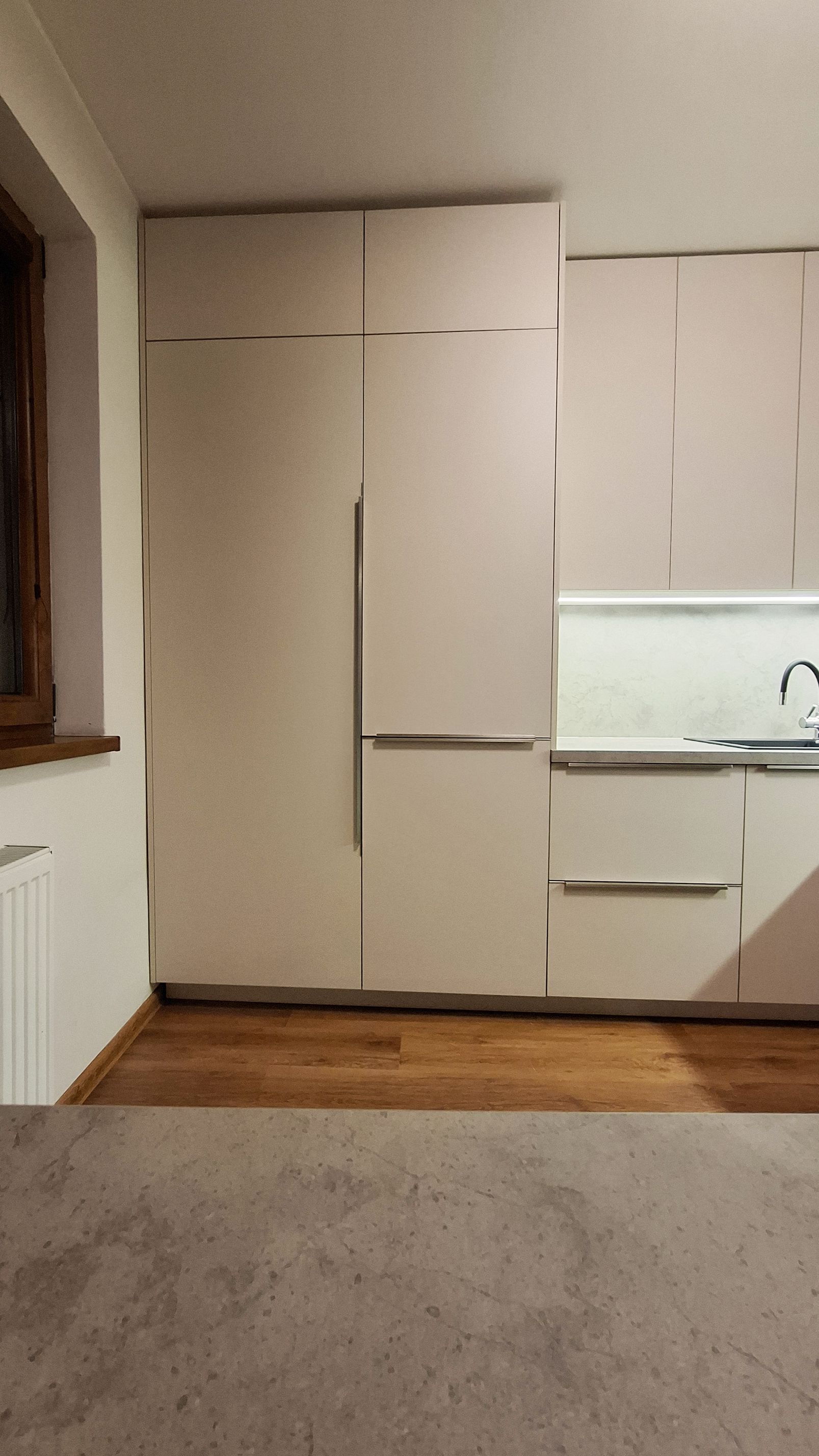 Satínová kuchyňa s veľkým ostrovčekom — foto 5
